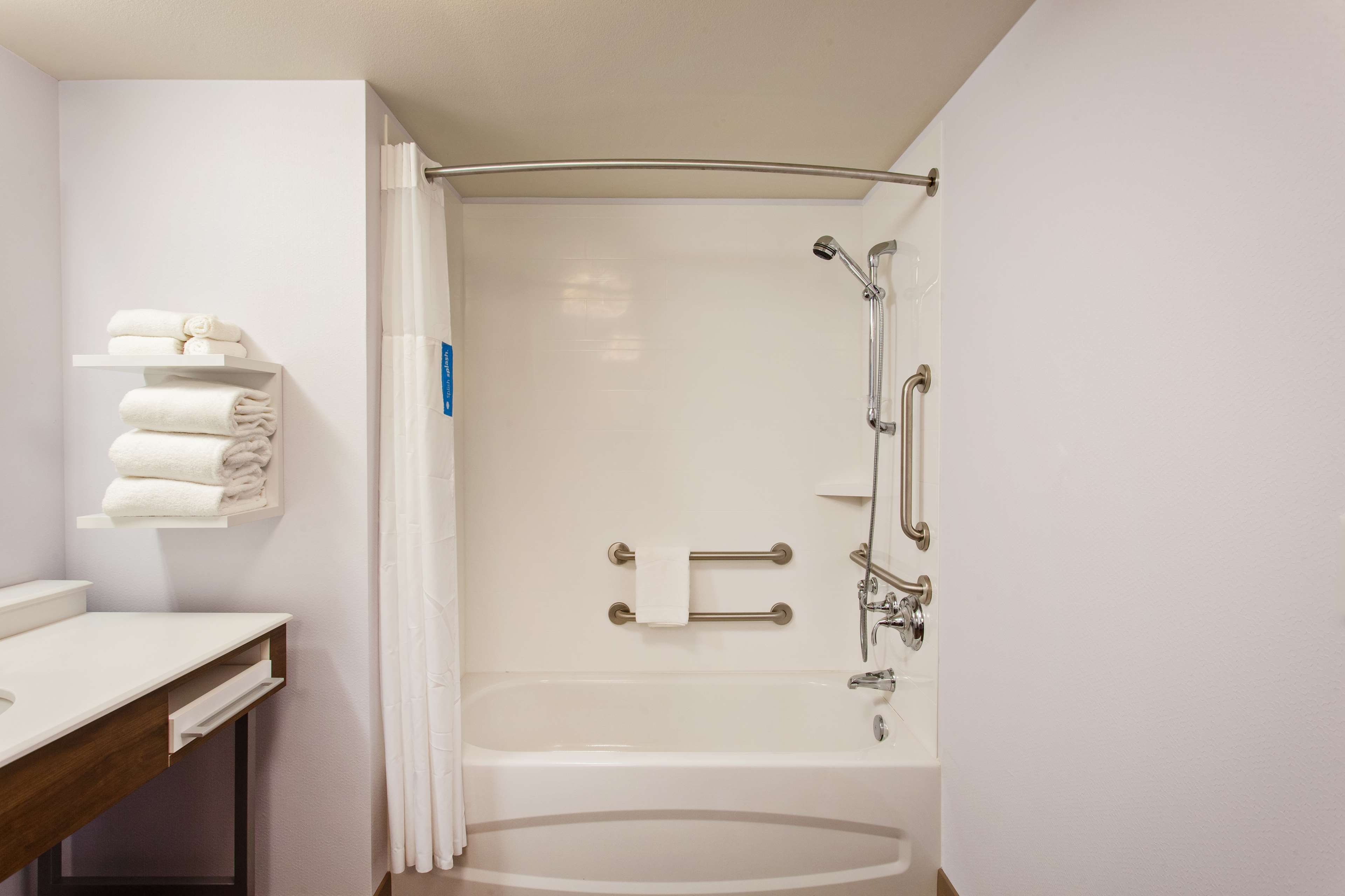 Hampton Inn & Suites Leavenworth, WA Room Type - KING MOB TUB MICWV FRD STU