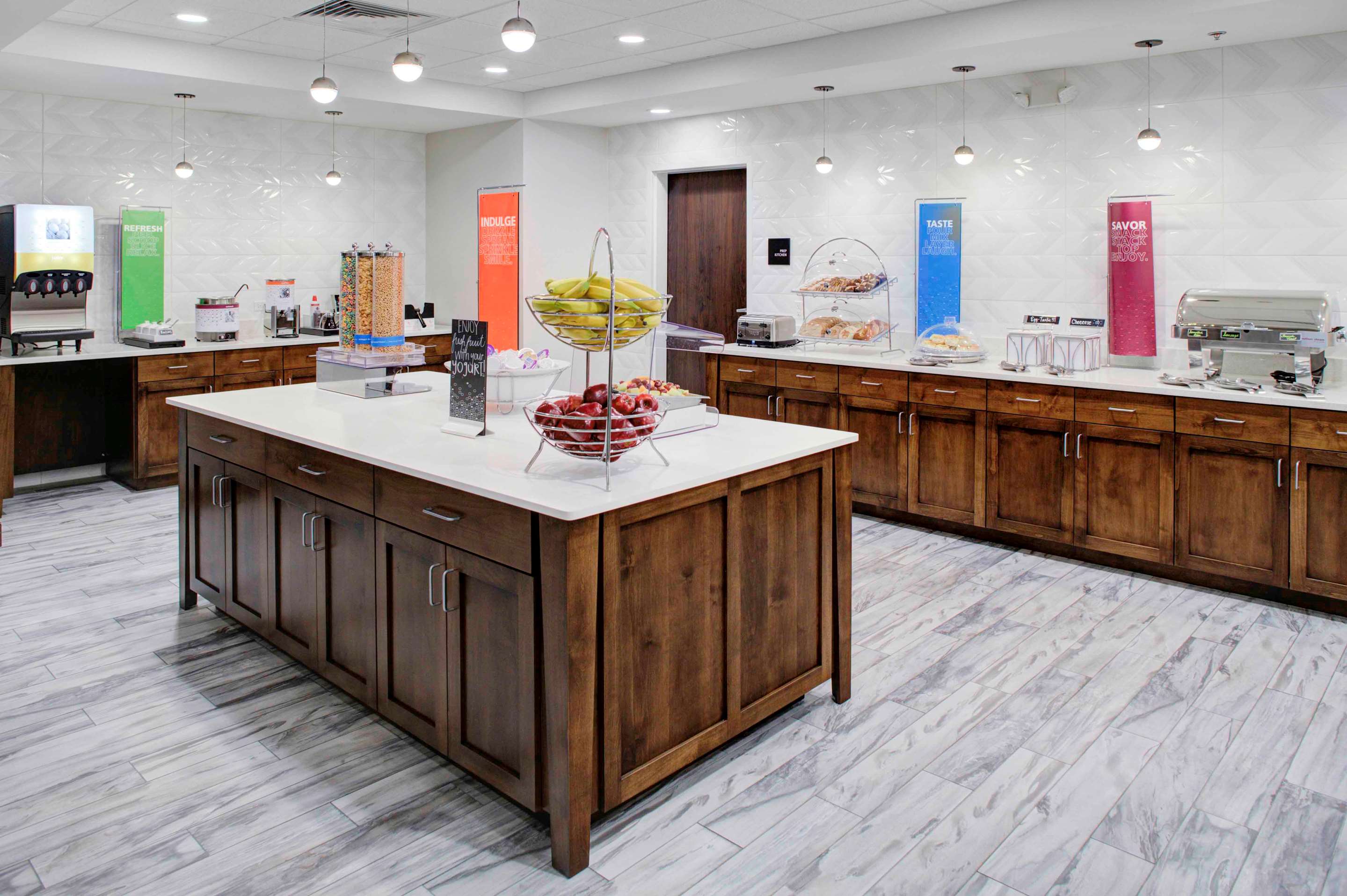 Breakfast Area | Hampton Inn & Suites Flagstaff East
