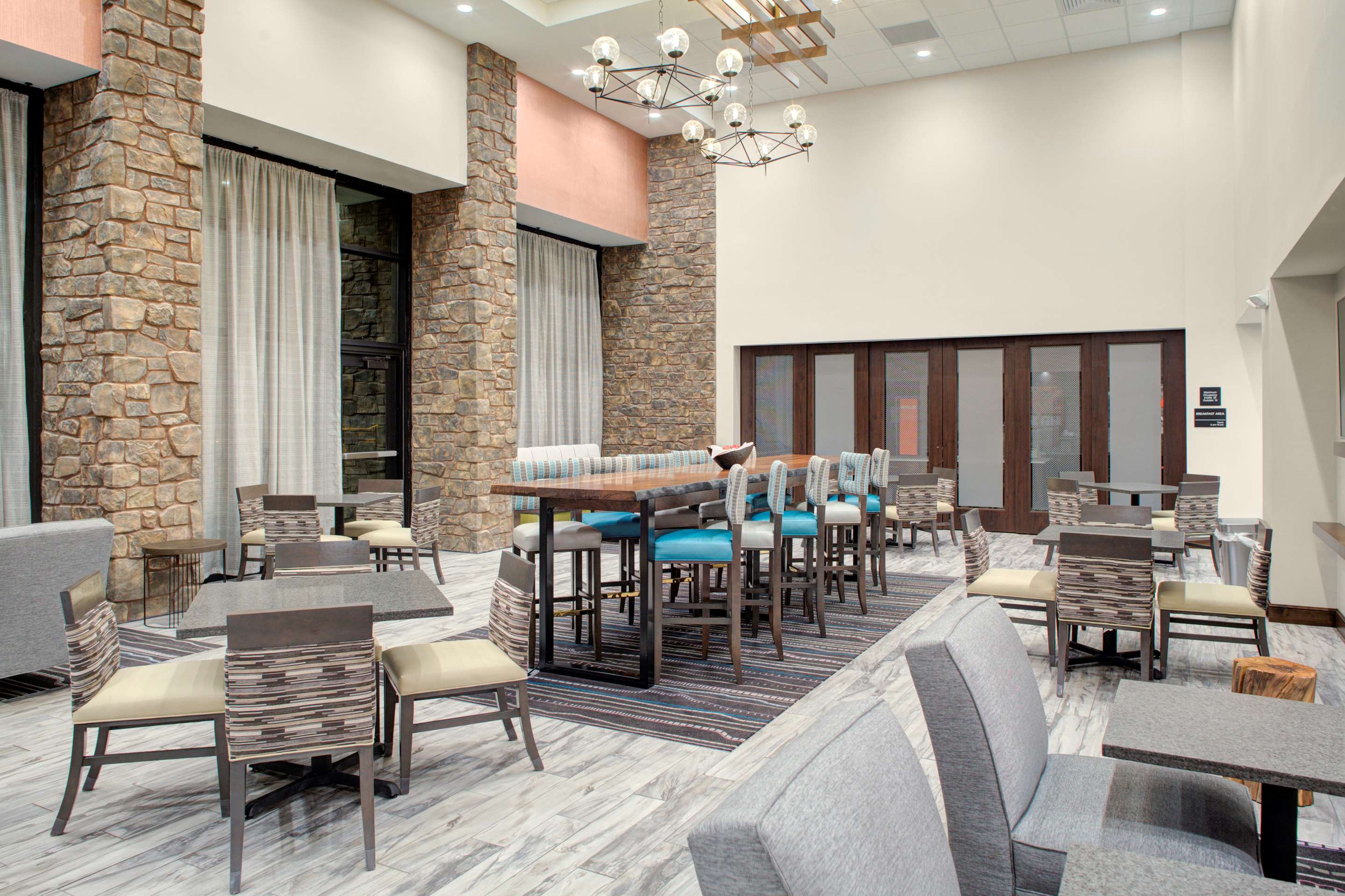 Lobby | Hampton Inn & Suites Flagstaff East