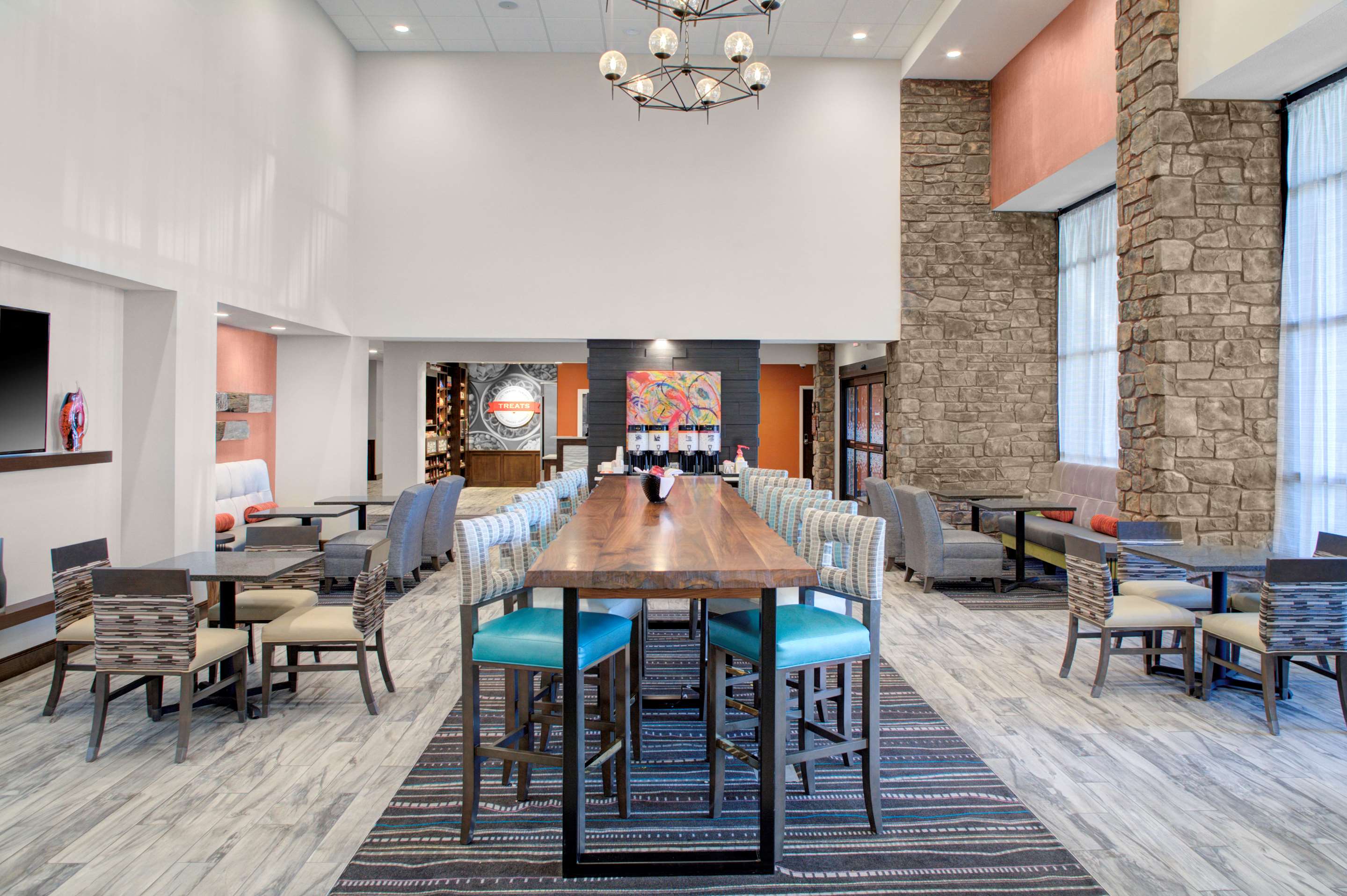 Lobby | Hampton Inn & Suites Flagstaff East