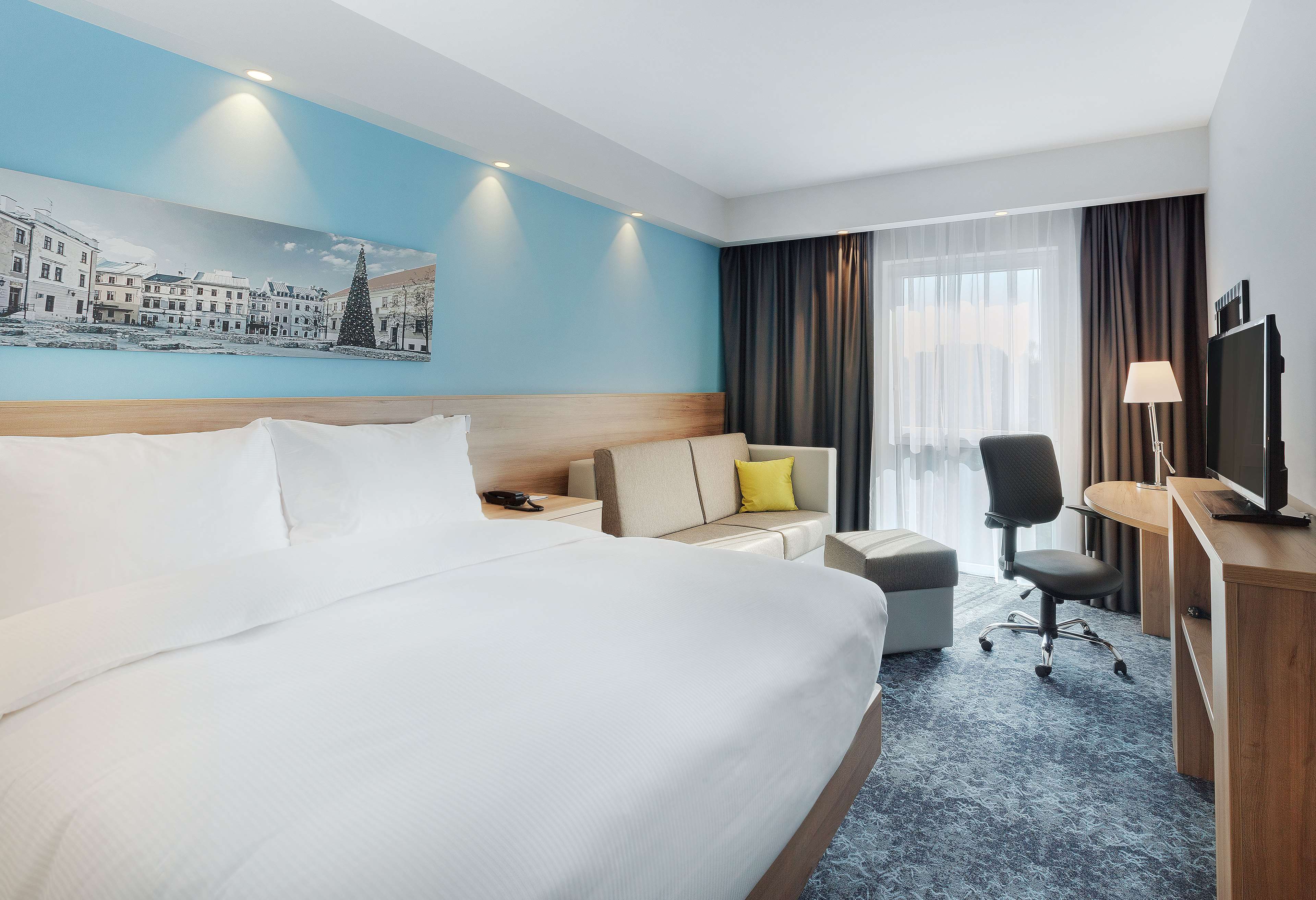 Hampton by Hilton Lublin Room Type - QUEEN ROOM WITH SOFA Hampton by Hilton Lublin Room Type - QUEEN ROOM WITH SOFA