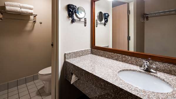  - Best Western Airport Inn Moline - I-74, Exit 4A