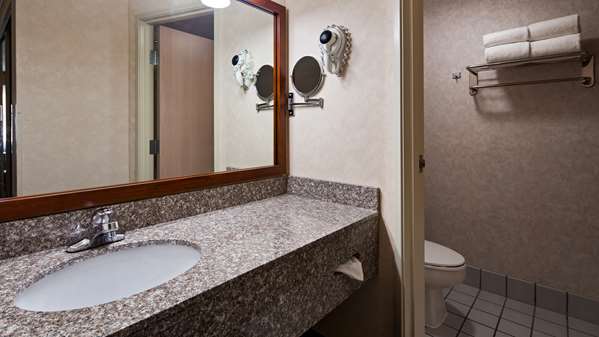  - Best Western Airport Inn Moline - I-74, Exit 4A