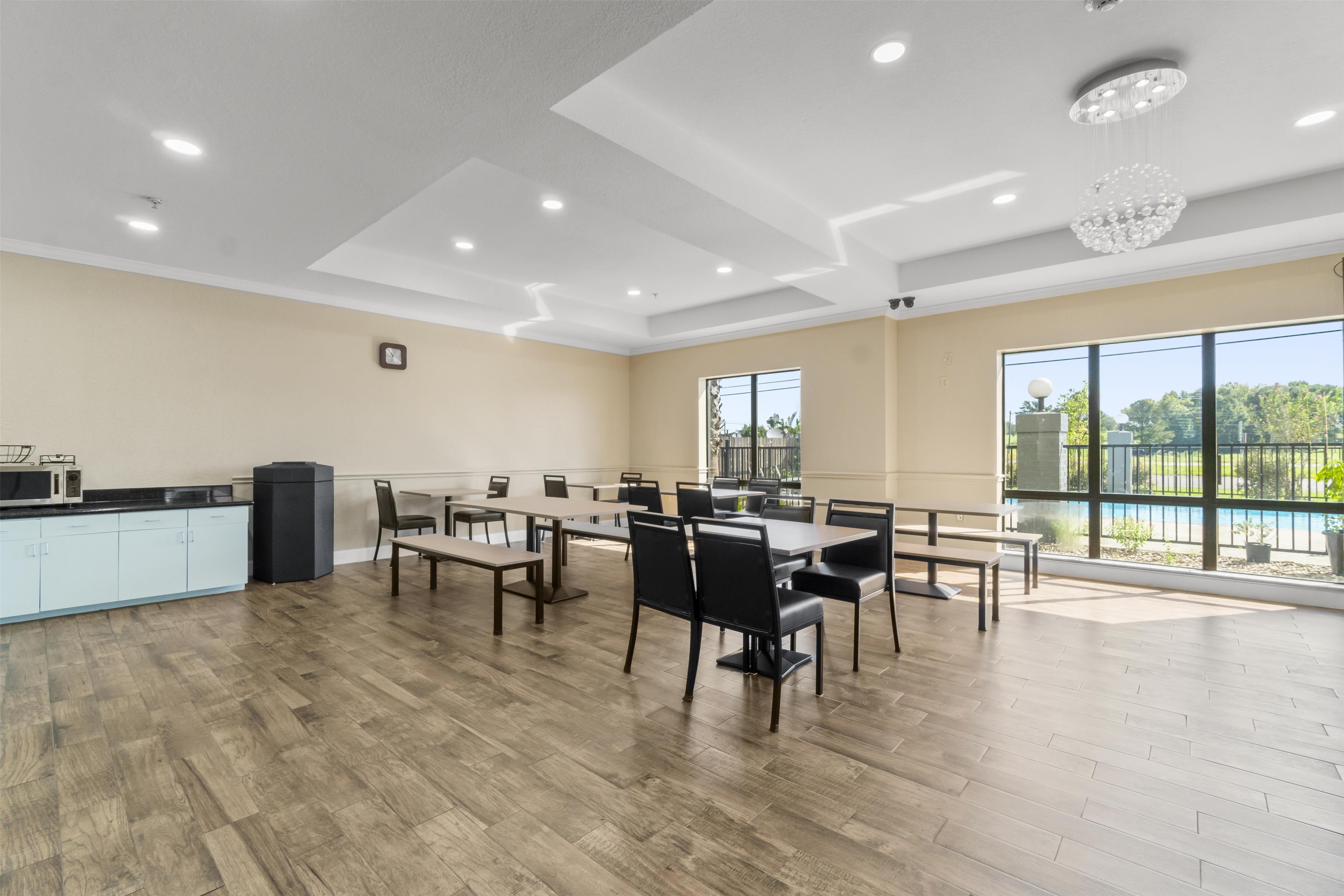 Breakfast Seating Area | Americas Best Value Inn & Suites Livingston