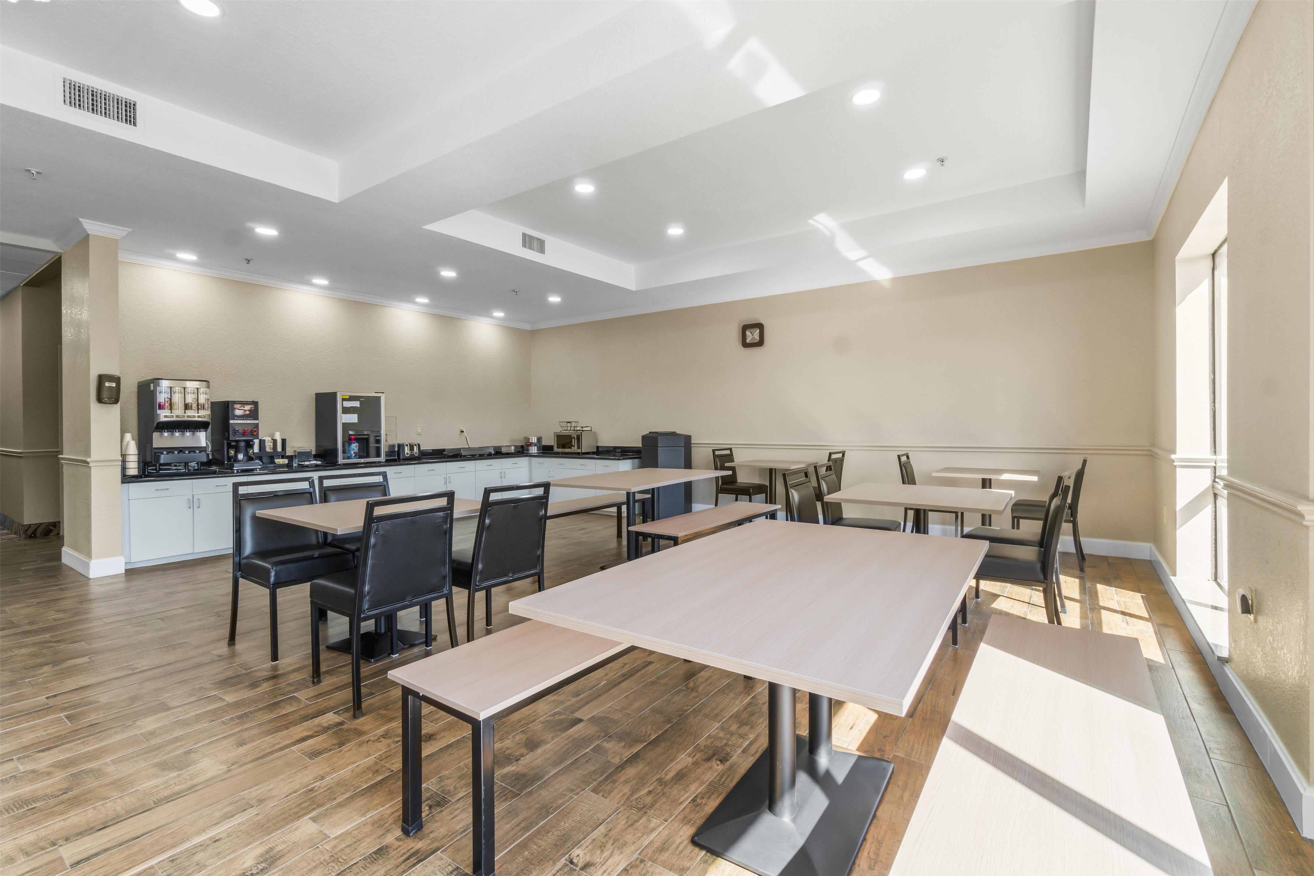 Breakfast Seating Area | Americas Best Value Inn & Suites Livingston
