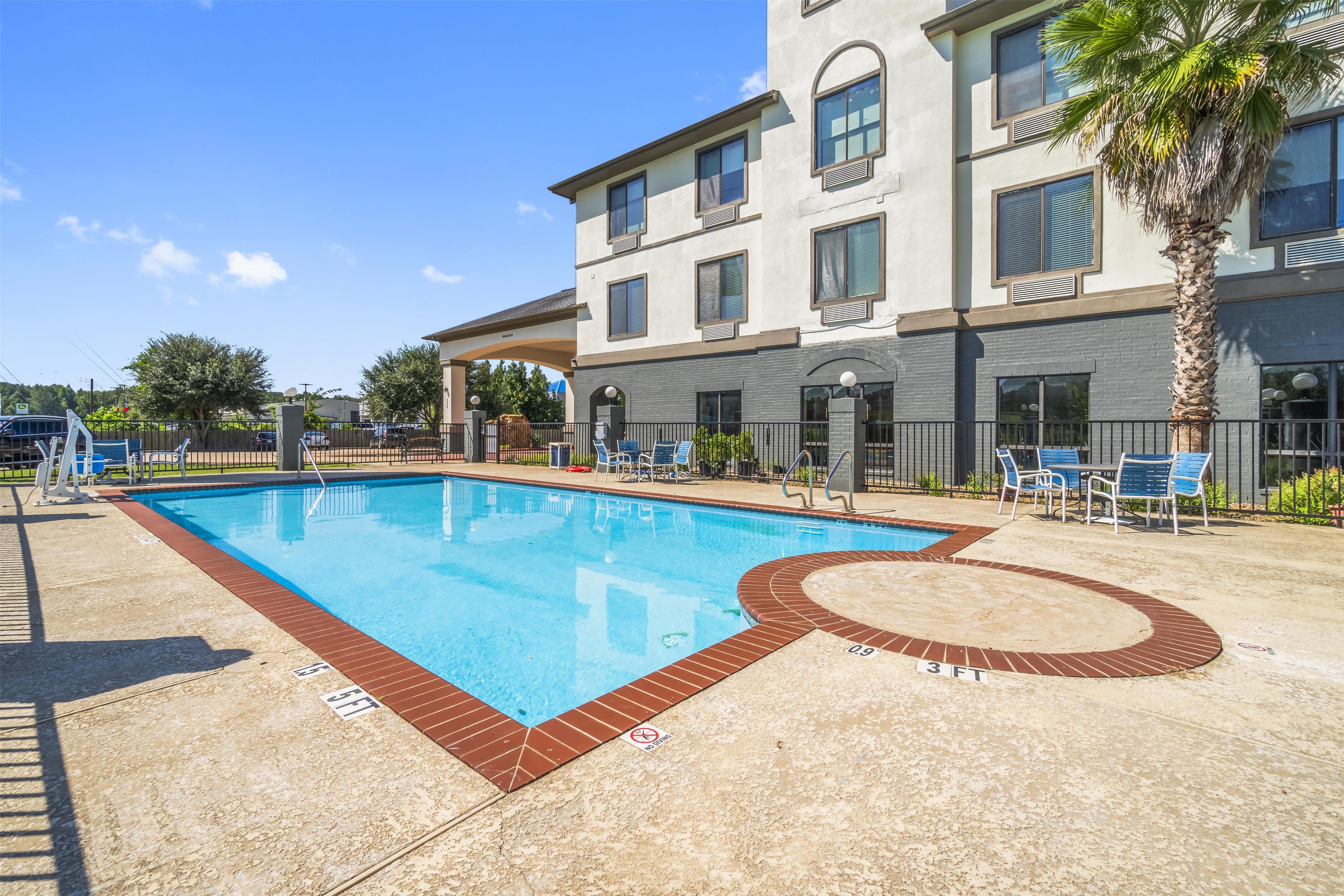 Outdoor Pool | Americas Best Value Inn & Suites Livingston