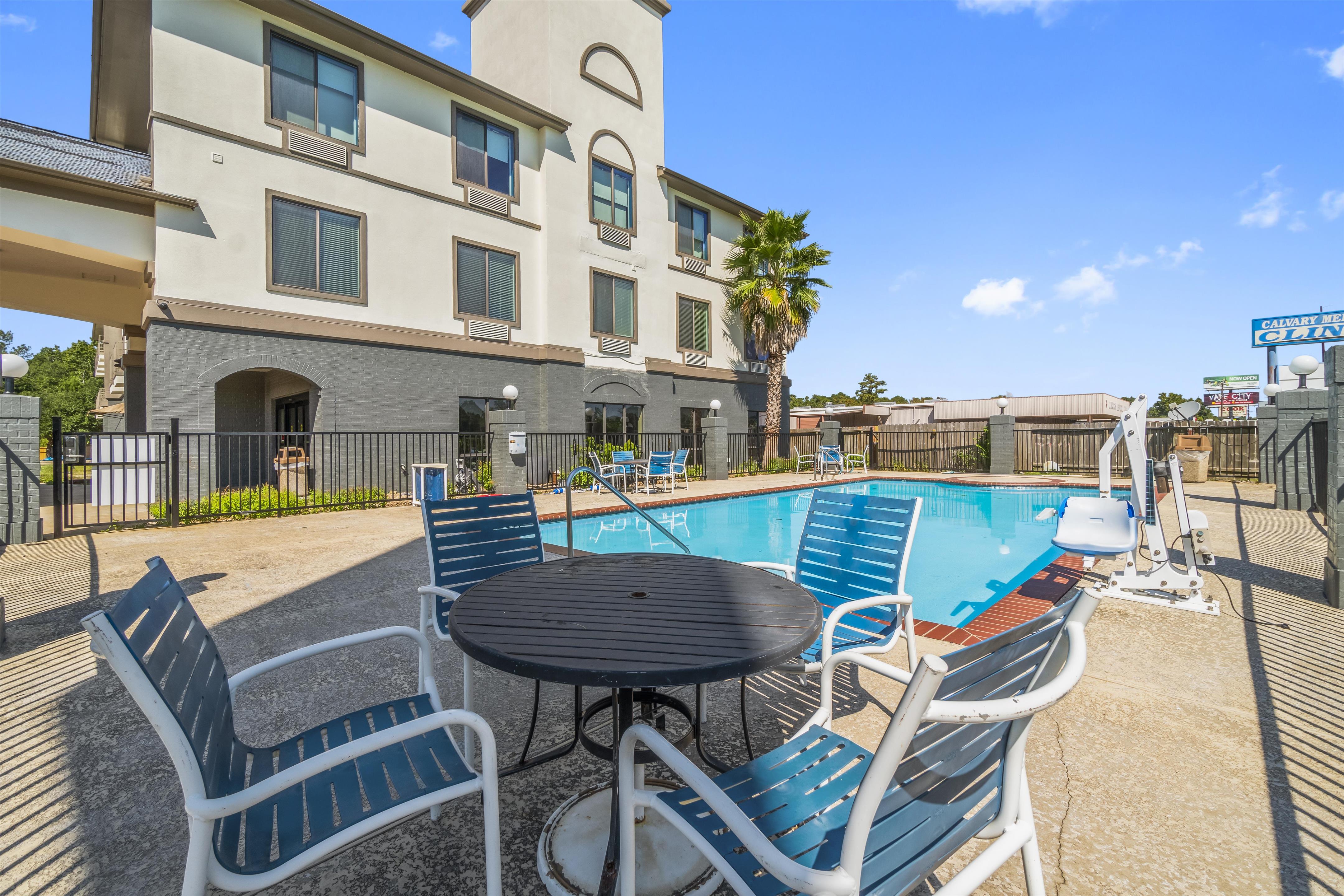 Outdoor Pool Table and Chairs | Americas Best Value Inn & Suites Livingston