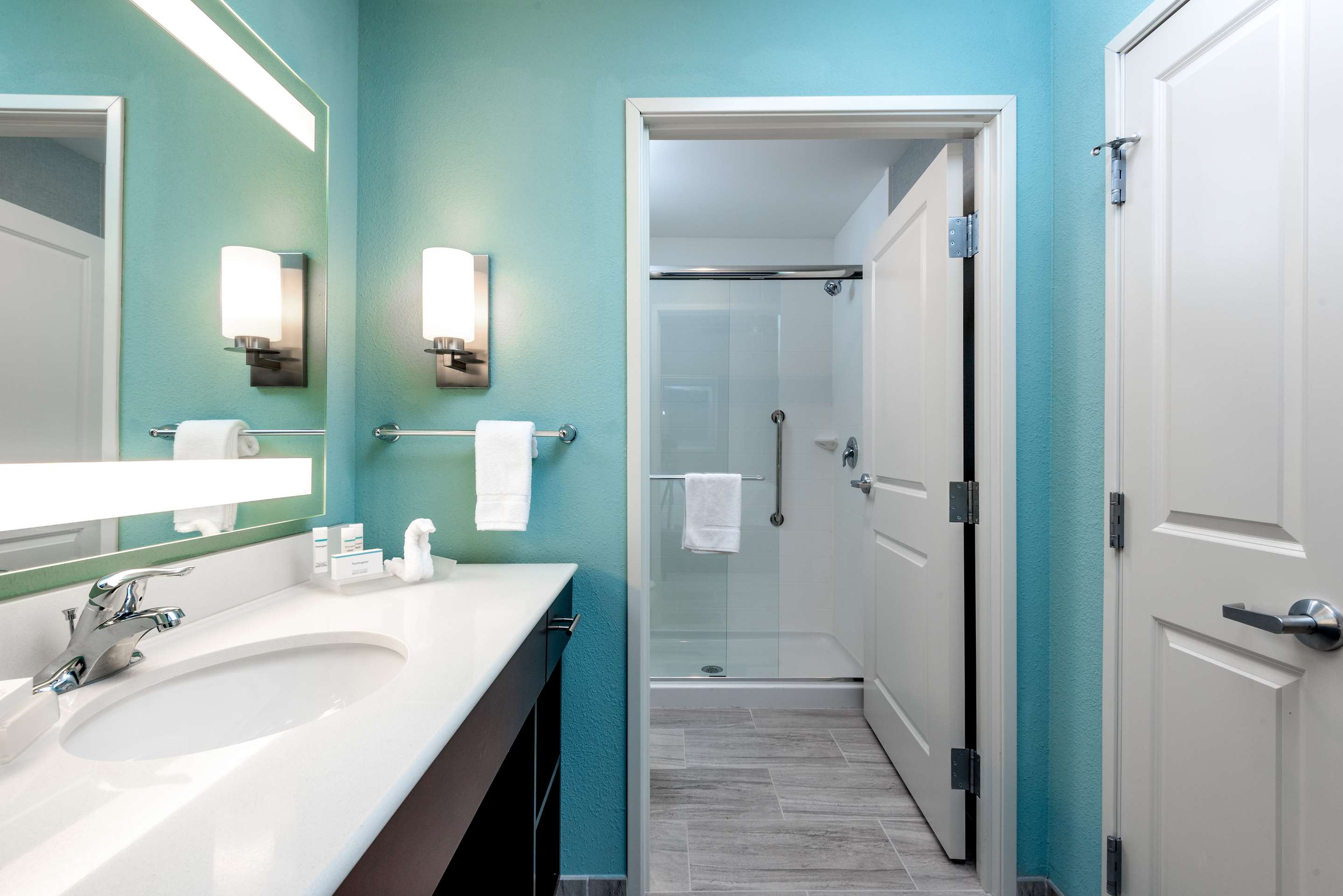 Guest room bath