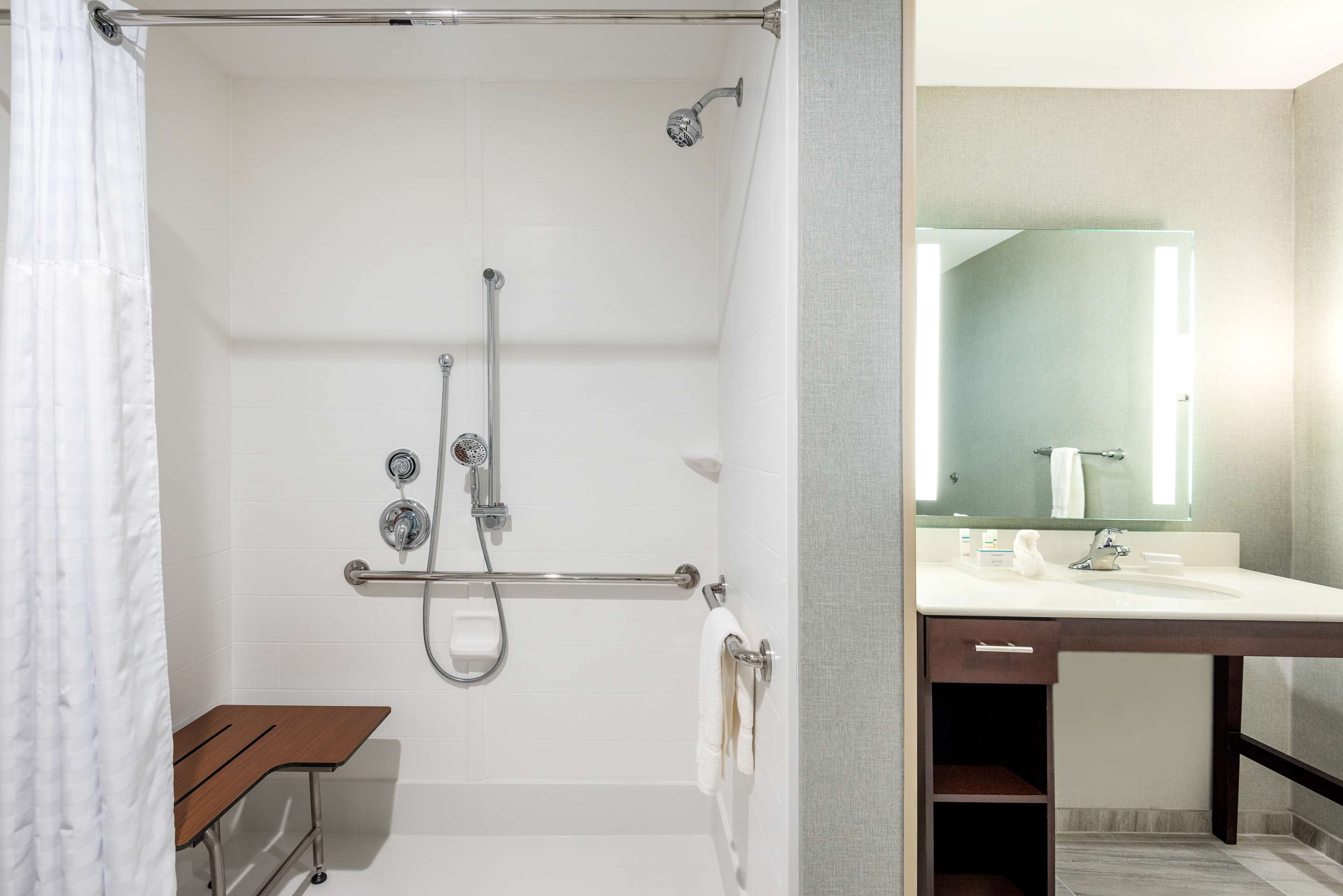 Guest room bath