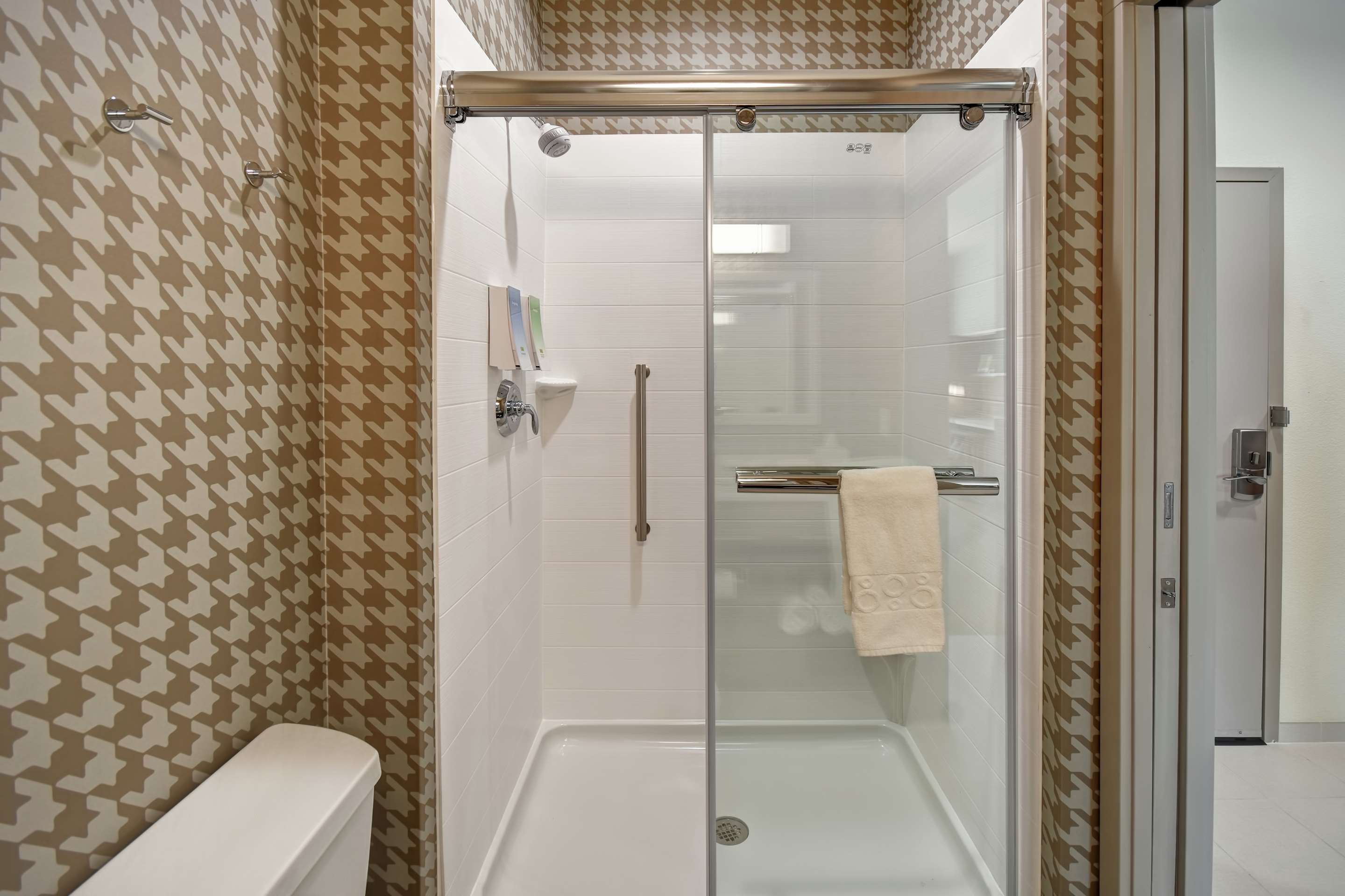 Guest room bath