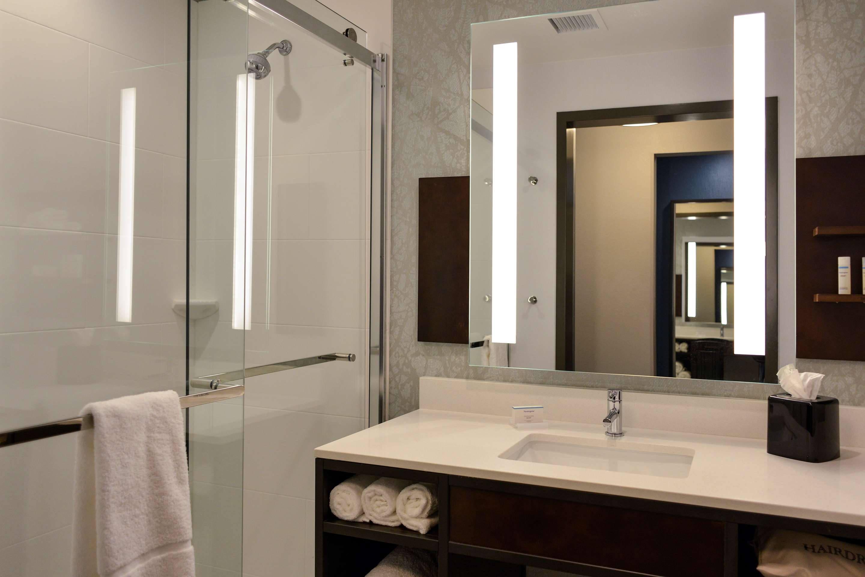 Guest room bath