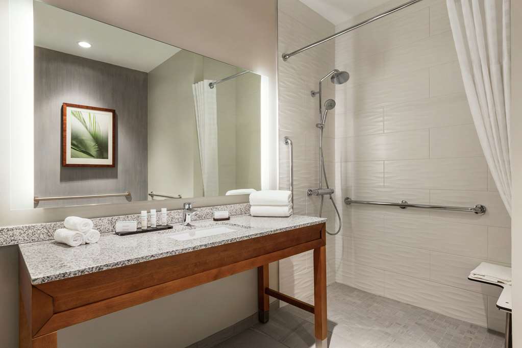 EMBASSY SUITES BY HILTON SARASOTA Room Type - 1KG 2RM STE ACC 3X3 SHWR