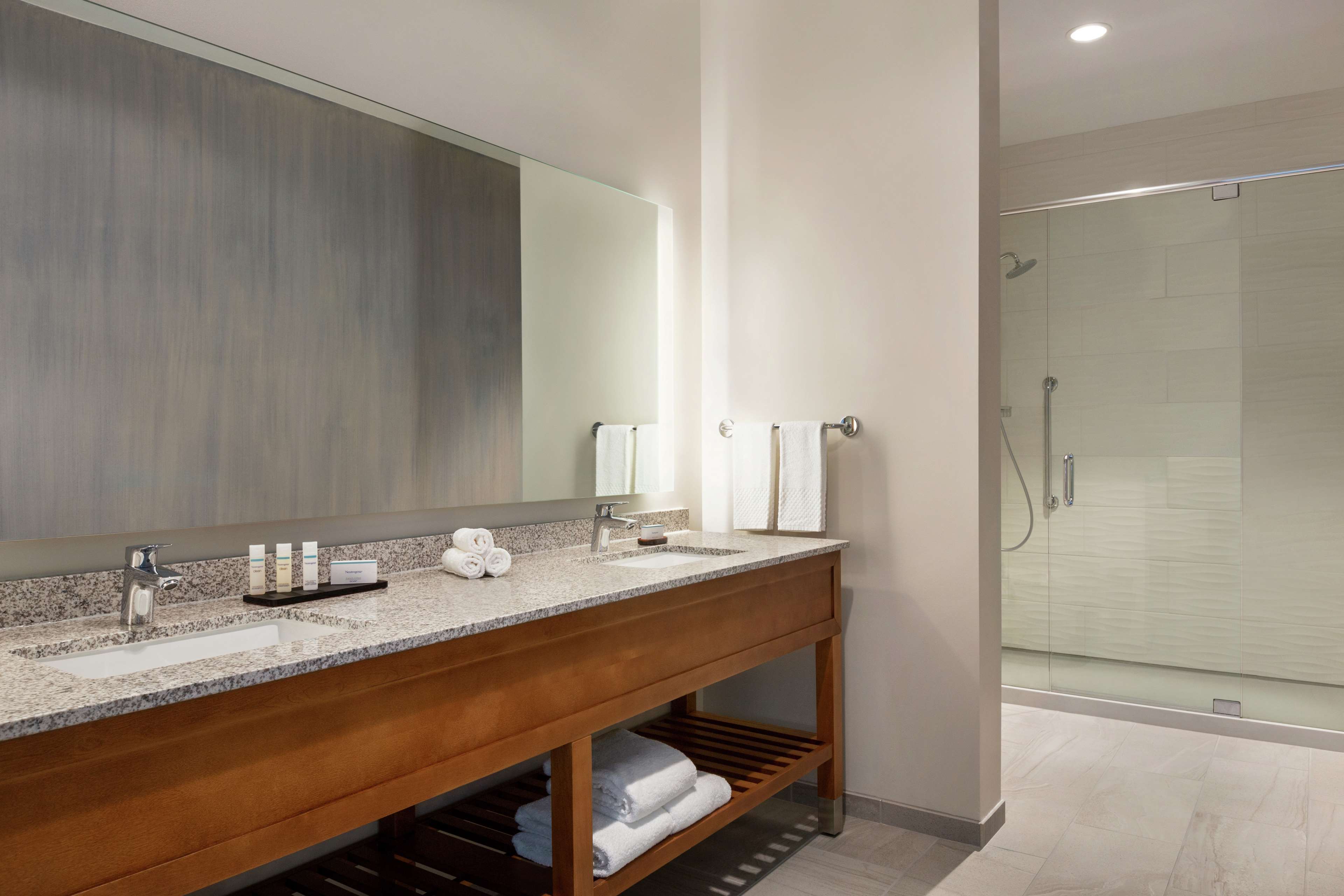 EMBASSY SUITES BY HILTON SARASOTA Room Type - 1 KG CORNER SUITE-HEARING