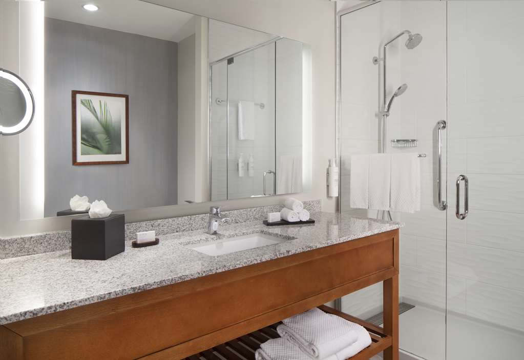 EMBASSY SUITES BY HILTON SARASOTA Room Type - 1KG 1 RM STE HEAR RI SHWR