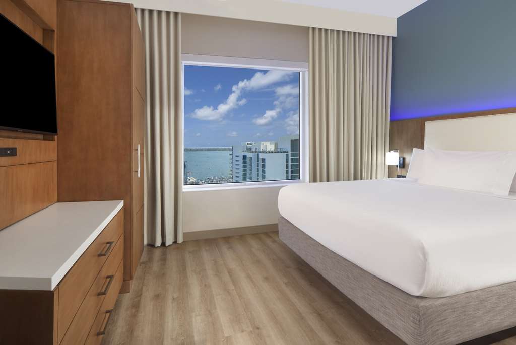 EMBASSY SUITES BY HILTON SARASOTA Room Type - 1KG 2RM STE HEARING ACCESS