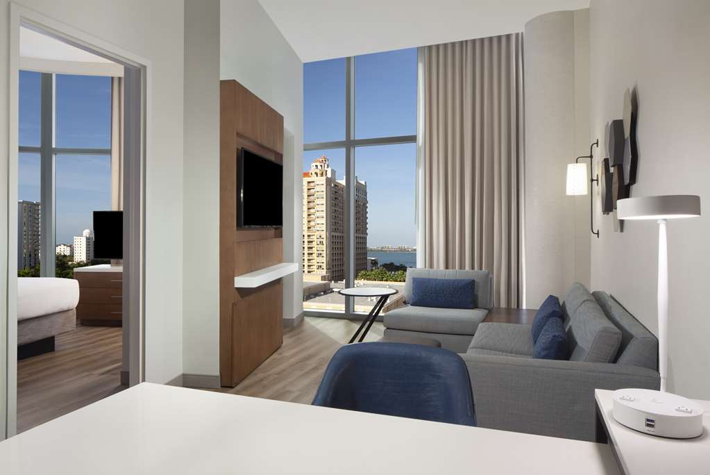 EMBASSY SUITES BY HILTON SARASOTA Room Type - 1 KING CORNER ACC RI SHWR