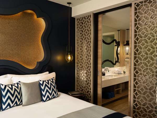 Deluxe Room, Mountain View, 1 King Bed, Balcony