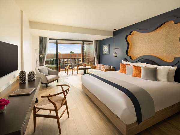 Deluxe Room, Pool View, 1 King Bed, Balcony