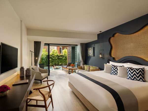 Deluxe Suite Pool Access, Garden View, 1 King Bed