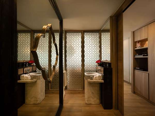 DELUXE SUITE WITH WHIRLPOOL BATH, MOUNTAIN VIEW, 1 KING BED