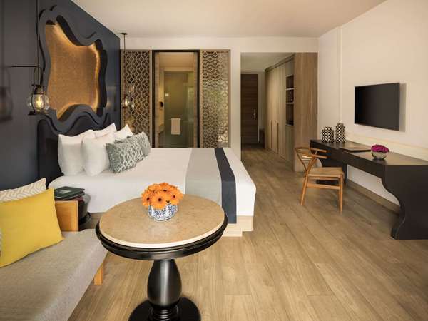 Deluxe Room, Mountain View, 1 King Bed, Balcony