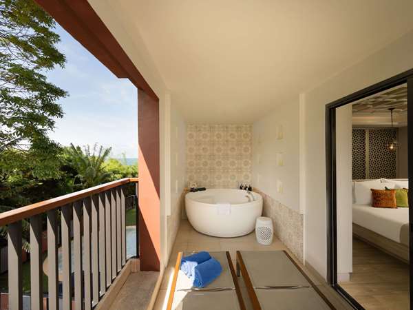 DELUXE SUITE WITH WHIRLPOOL BATH, MOUNTAIN VIEW, 1 KING BED