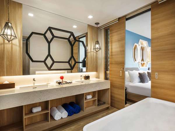Premier Family Room, Sea View, 1 King Bed and 1 Queen Bed, Balcony