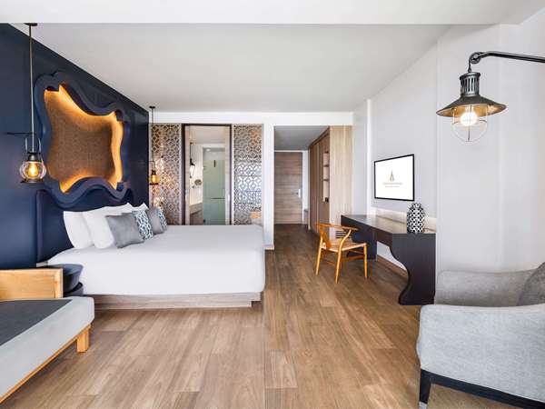 Deluxe Suite Pool Access, Garden View, 1 King Bed