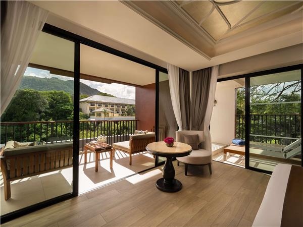 DELUXE SUITE WITH WHIRLPOOL BATH, MOUNTAIN VIEW, 1 KING BED