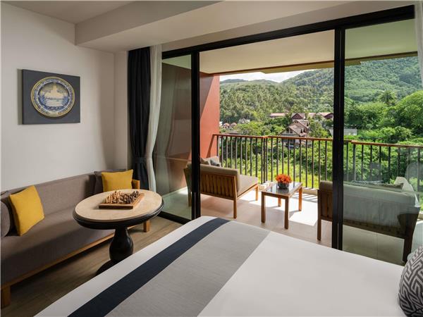 Deluxe Family Room, Mountain View, 1 King Bed and 1 Queen Bed, Balcony