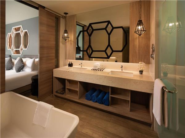 Deluxe Family Room, Mountain View, 1 King Bed and 1 Queen Bed, Balcony