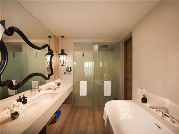 Premier Room, Sea View, 1 King Bed, Balcony