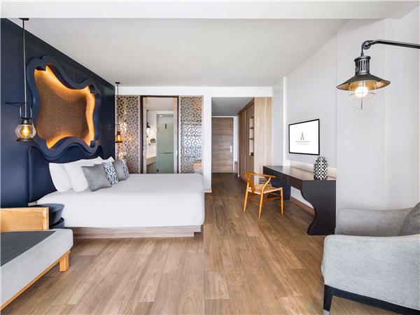 Deluxe Suite Pool Access, Garden View, 1 King Bed