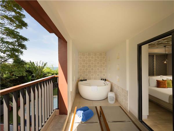 DELUXE SUITE WITH WHIRLPOOL BATH, MOUNTAIN VIEW, 1 KING BED
