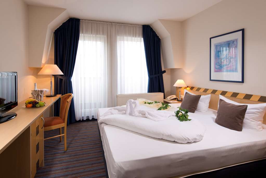 ACHAT Hotel Dresden Elbufer-guestroom-Guest Room,On-Site.jpg