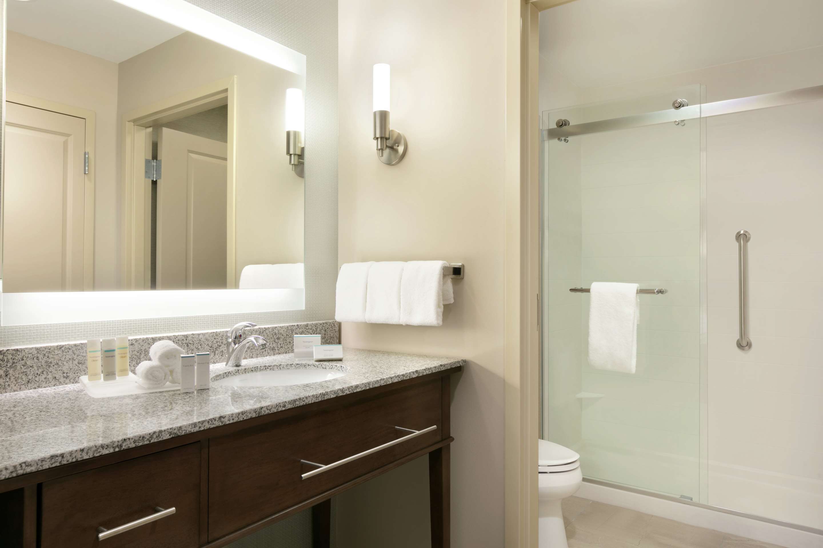 Guest room bath