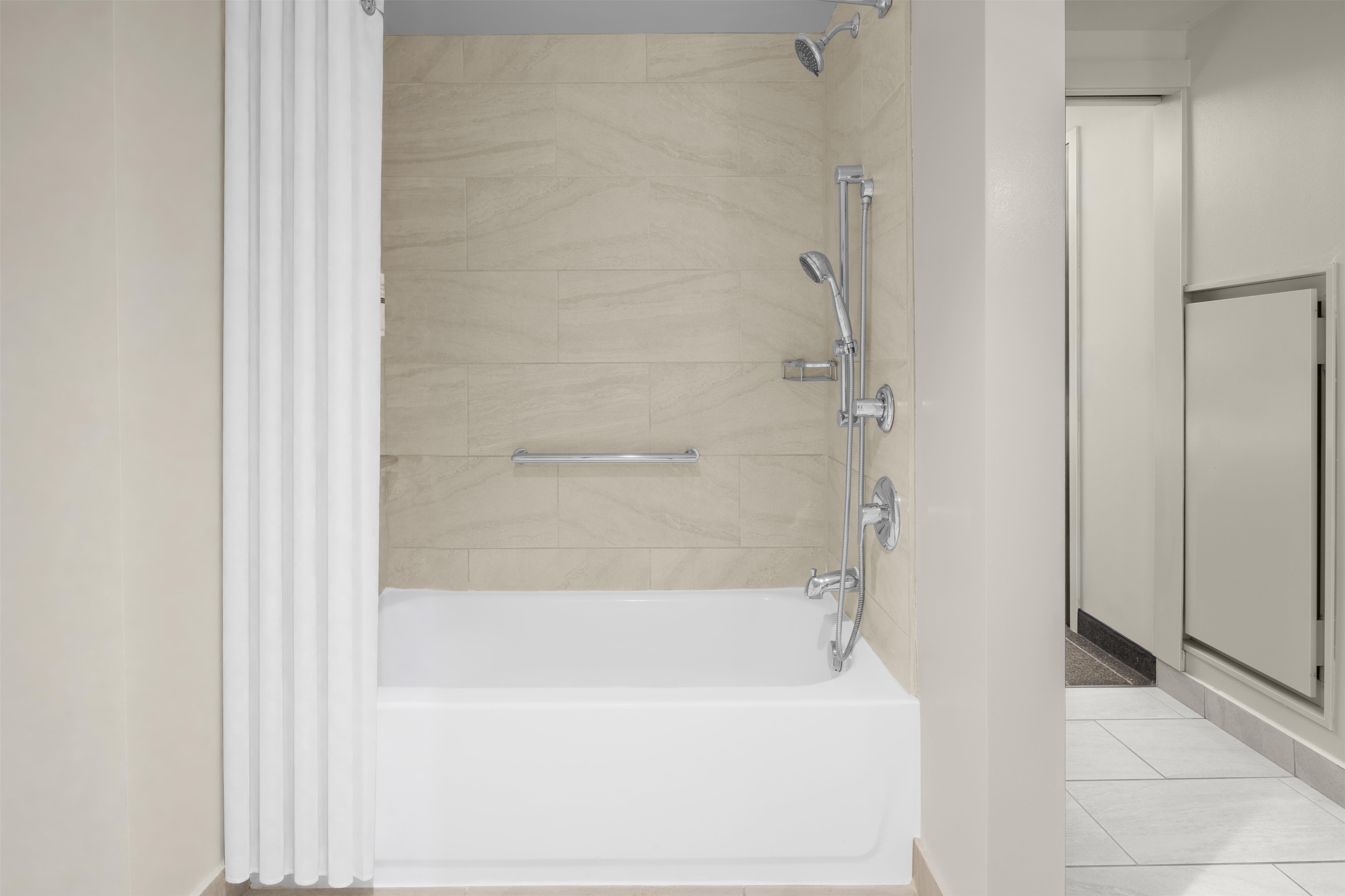Embassy Suites by Hilton Wilmington Riverfront Room Type - 2QN 2 ROOM STE ACC W  TUB