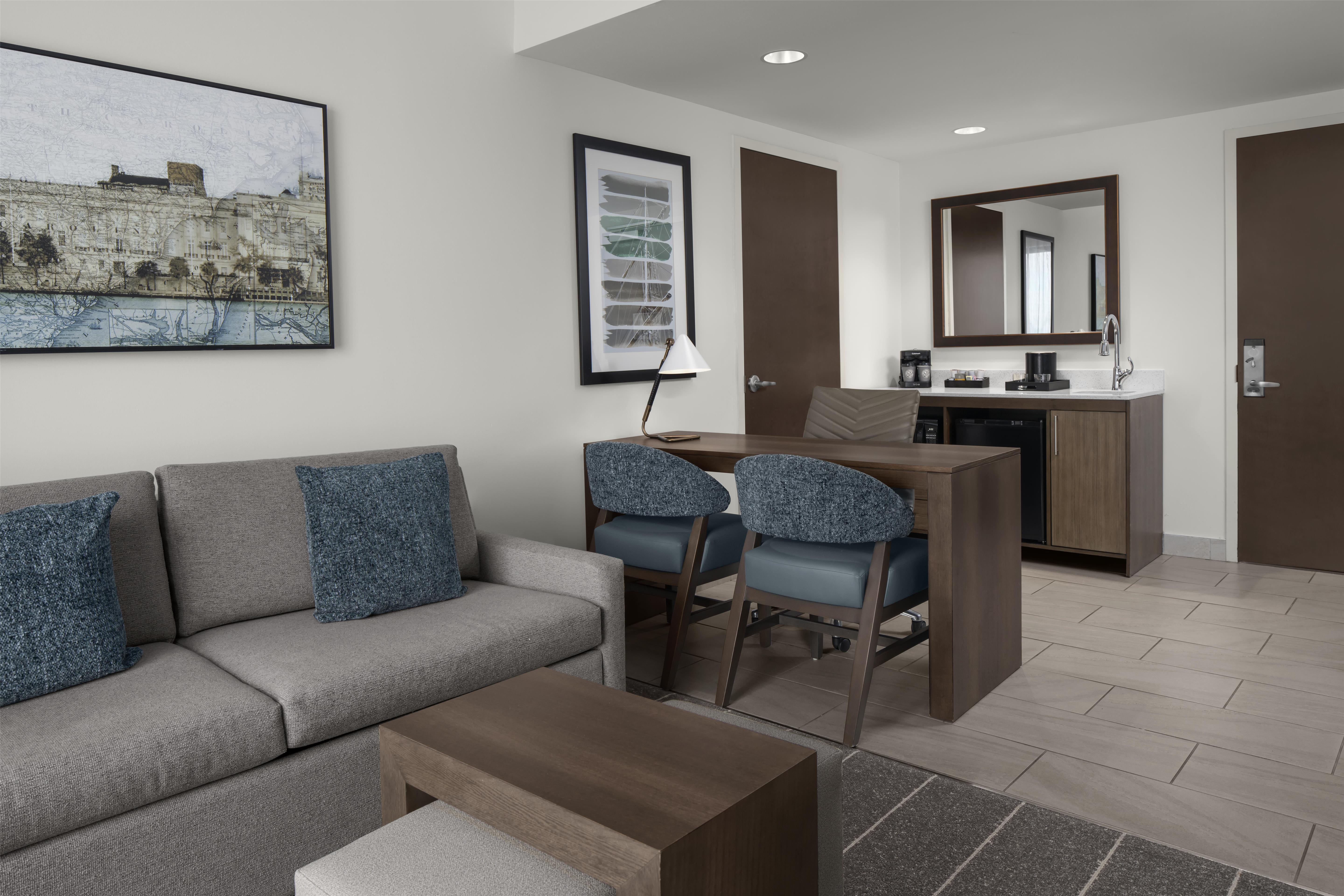 Embassy Suites by Hilton Wilmington Riverfront Room Type - 1 KG 2 RM SUITE HEAR-RIVER