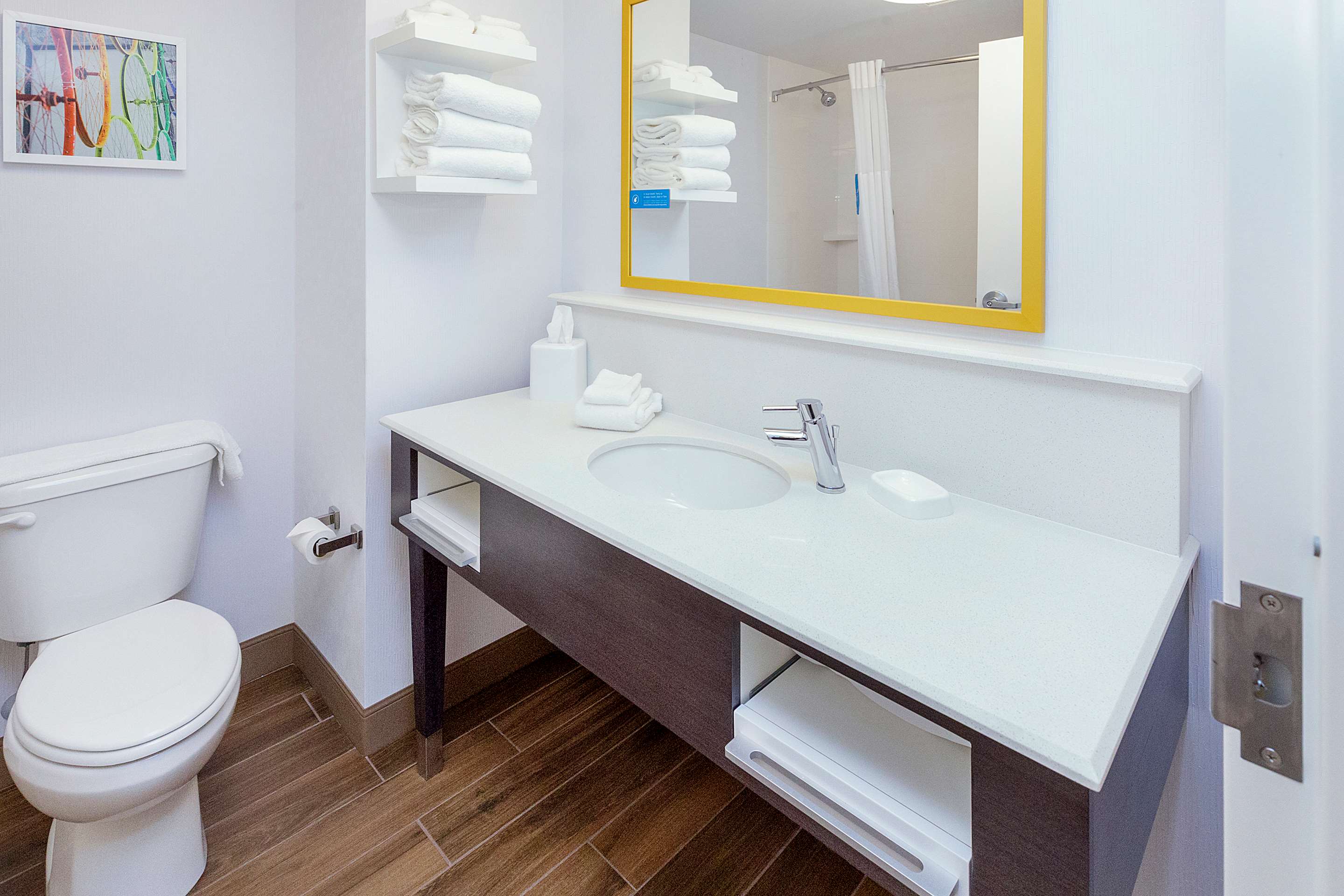 Guest room bath