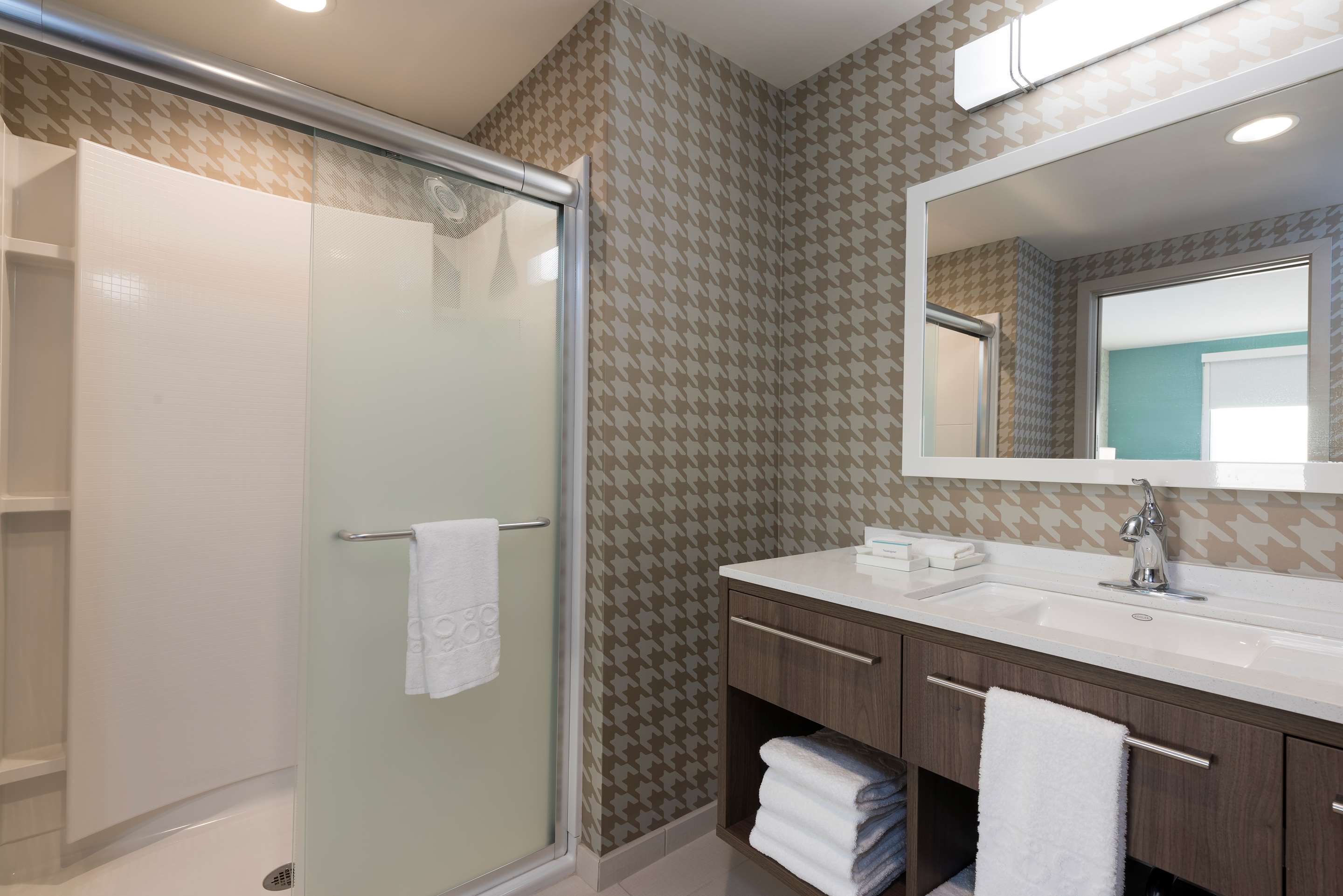 Guest room bath