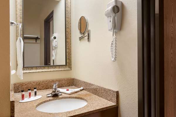  - Ramada Hotel Fargo - I-29, Exit 64
