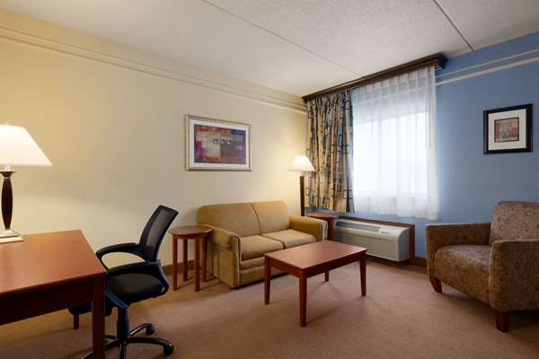  - Ramada Hotel Fargo - I-29, Exit 64