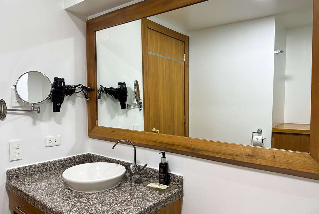 WYNDHAM GARDEN QUITO-guestroom-Guest Room,Bathroom,On-Site.jpg