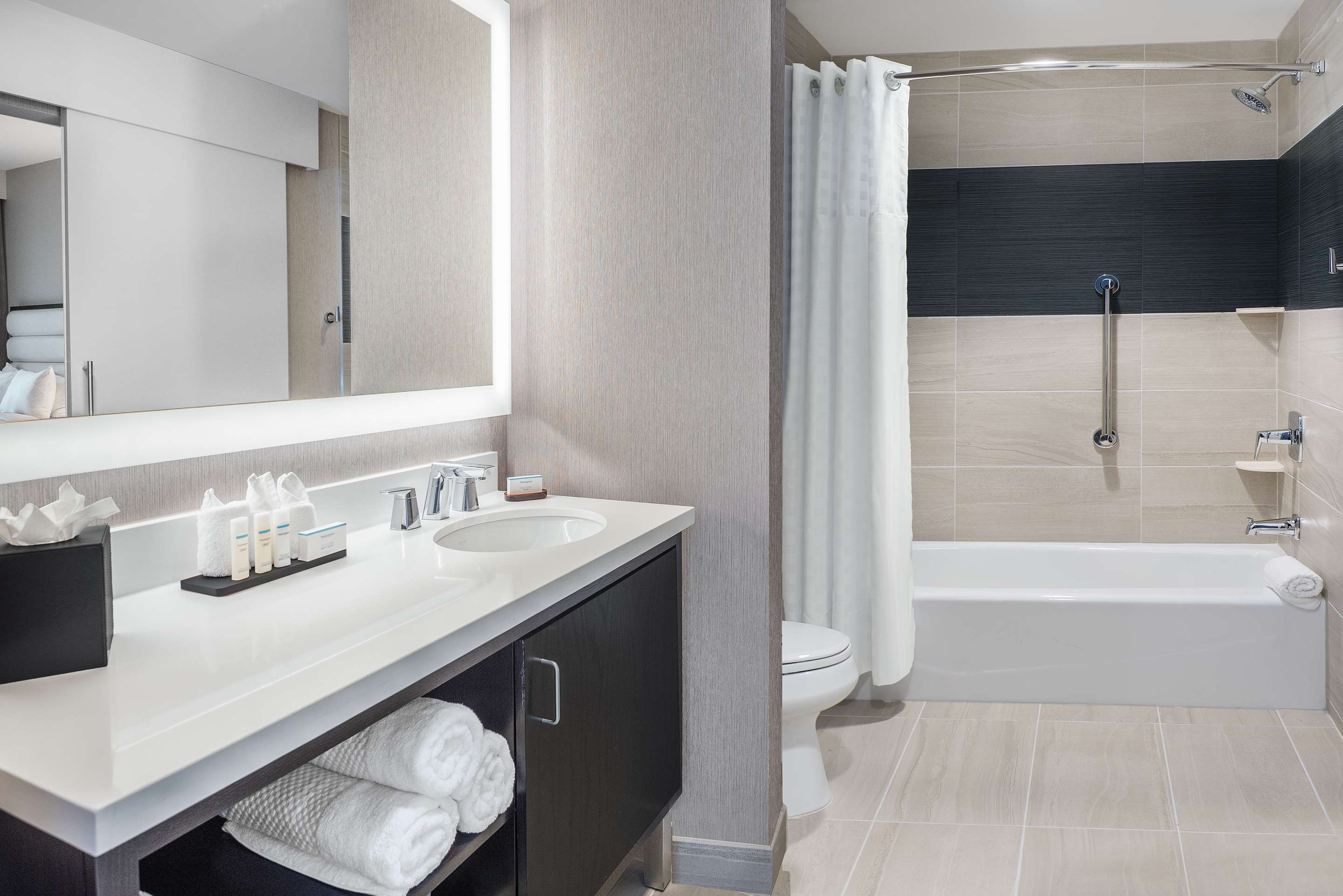 Guest room bath