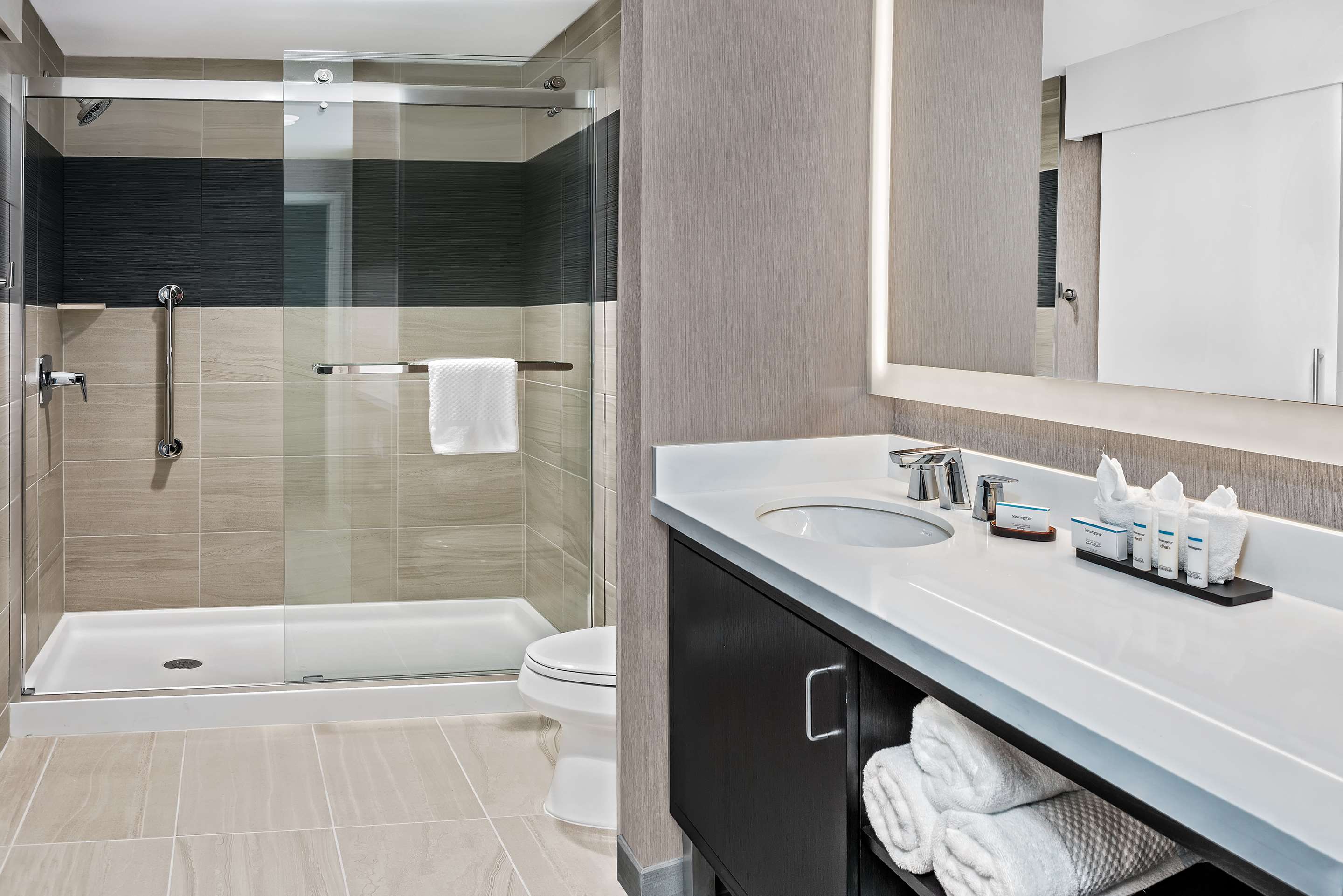 Guest room bath
