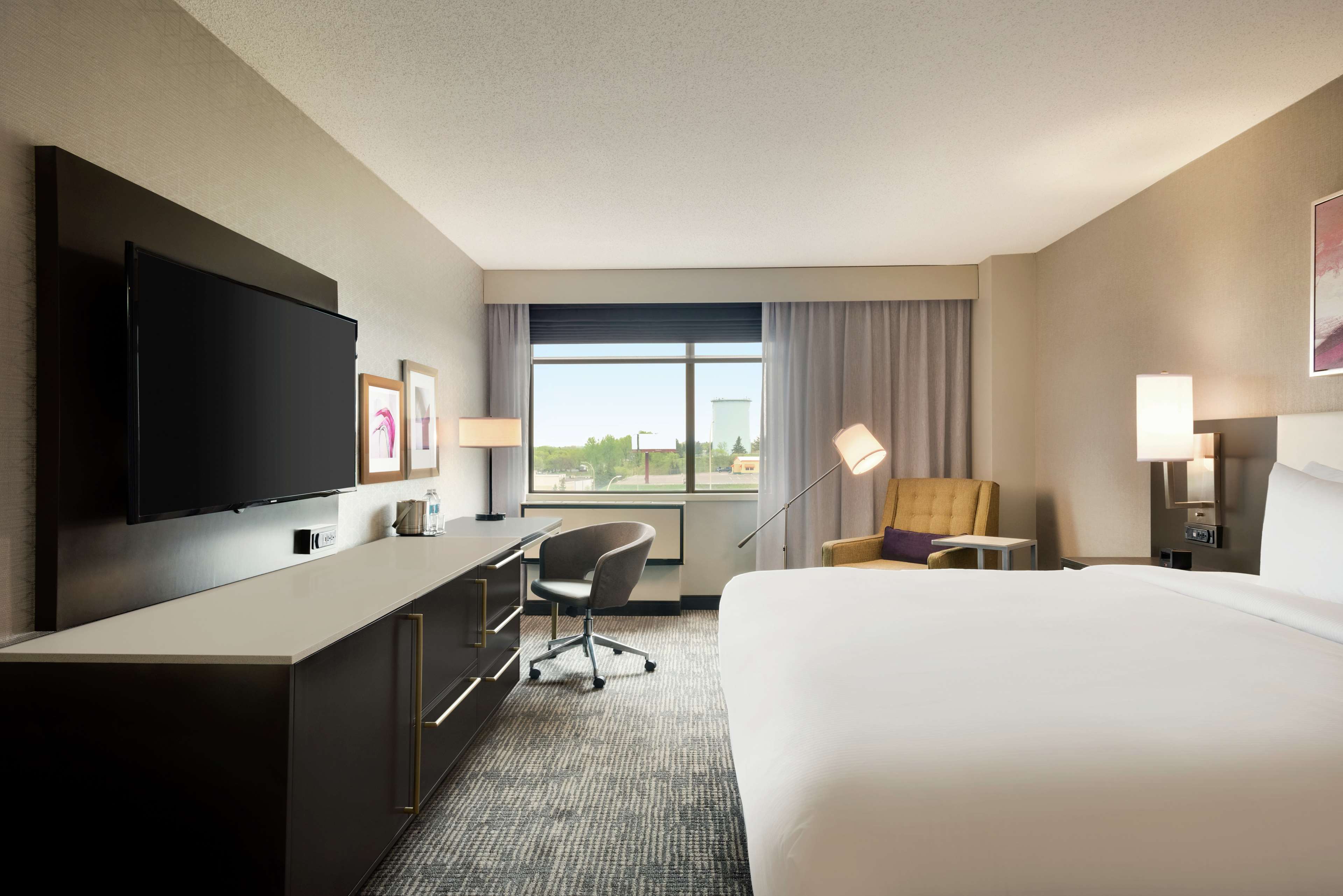 DoubleTree by Hilton St. Paul East - Tap to explore photos