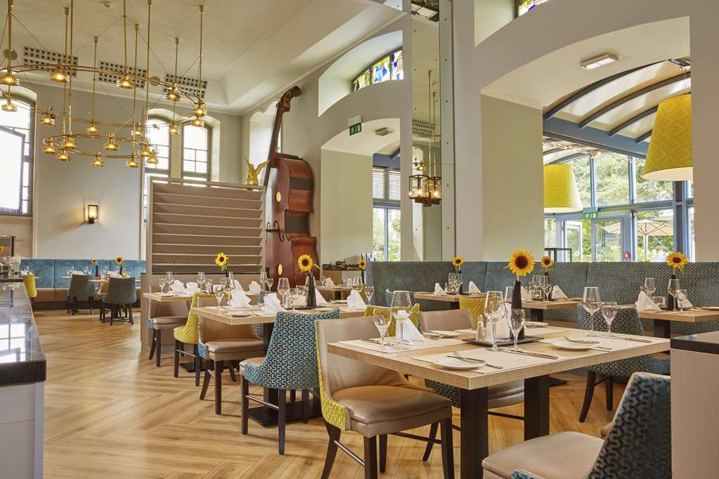 H4 RESIDENZSCHLOSS-guestroom-Dining,Dining Area,On-Site.jpg