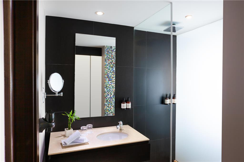 NH COLLECTION SMARTSUITES-guestroom-Guest Room,Bathroom,On-Site.jpg
