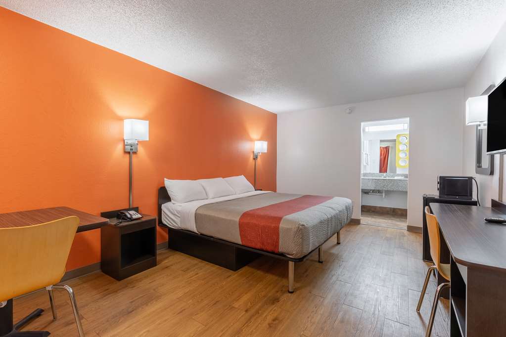 MOTEL 6 BRYAN, TX - UNIVERSITY AREA-guestroom-Guest Room,On-Site.jpg