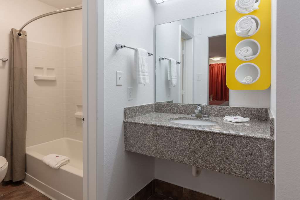 MOTEL 6 BRYAN, TX - UNIVERSITY AREA-guestroom-Guest Room,Bathroom,On-Site.jpg